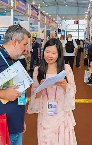 Negotiating with a supplier at a fair booth
